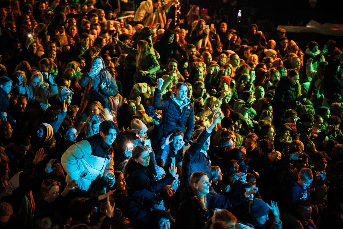 Dans je warm op de Grote Markt in Nijmegen! Vandaag trappen we af met S10, daarna komt Prins S. en de Geit en vergeet Only the Poets niet. Tot slot: Nederpop! 🇳🇱 Check 3fm.nl/lineup voor de tijden. 💃 #3FM #SR23 #StichtingALSNederland #GlazenHuis 📸 Jessie Kamp
