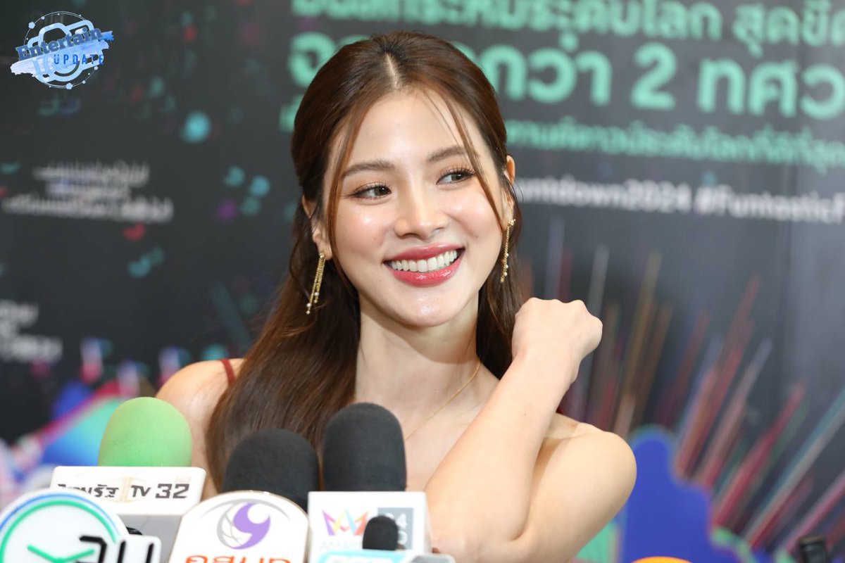 Entup2date's tweet photo. “ใบเฟิร์น พิมพ์ชนก” ร่วมงานแถลงข่าว  CentralwOrld Bangkok Countdown 2024 ✨🌟

#CTWBKKCountdown2024
#ใบเฟิร์นพิมพ์ชนก https://t.co/tfhcN6oxrx