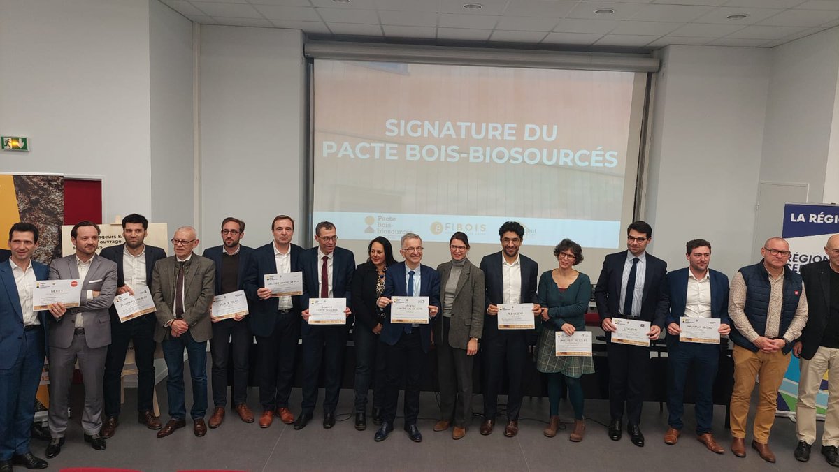 Signature du pacte bois-biosourcés @fibois_cvl en partenariat avec <a href="/EnvirobatCentre/">ENVIROBAT CENTRE</a> en présence de
<a href="/HenneronVincent/">Vincent Henneron</a>, <a href="/ValloireHabitat/">VALLOIRE HABITAT</a>,
@nexity, <a href="/LinkCity/">Linkcity</a>, <a href="/Bouygues_Immo/">Bouygues Immobilier</a>, Cogedim, Ingré, <a href="/villedetours/">Ville de Tours</a>, <a href="/ToursMetropole/">Tours Métropole</a>, <a href="/RCValdeLoire/">Région Centre-Val de Loire</a>, <a href="/KaufmanetBroad/">Kaufman & Broad</a>. #immobilier #constructionbois