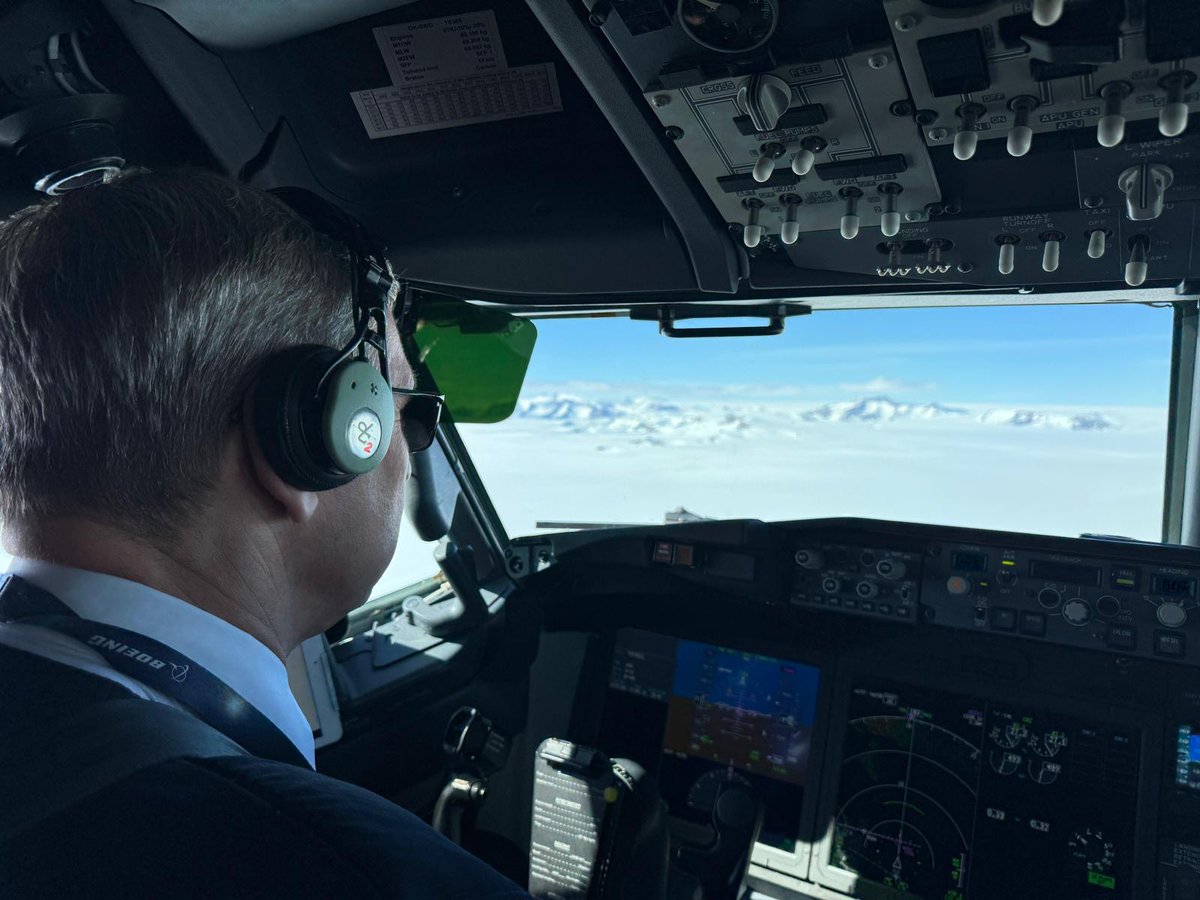 SmartwingsGroup's tweet photo. Již po osmé jsme úspěšně přistáli na Antarktidě! Posádka Smartwings s letounem 737 MAX včera přistála na letišti Troll Airfield a na tamní základnu dopravila výzkumníky z Osla a Brém. O hladké přistání na ledovci se postarali zkušení kapitáni Jaromír Jedlička a Petr Navrátil. https://t.co/0G6DRVB27o
