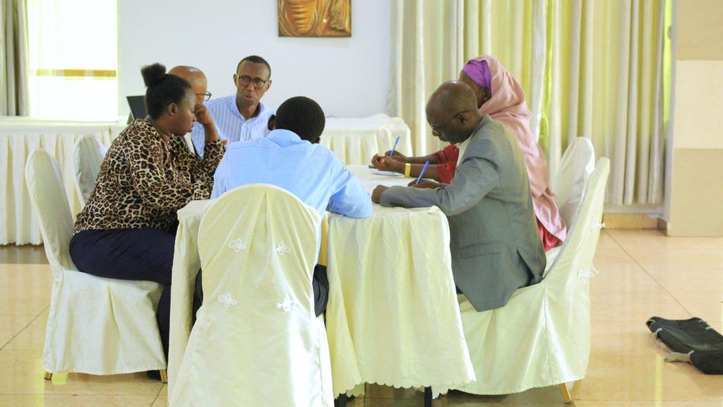 AdecorRwanda's tweet photo. GROUP DISCUSSIONS is underway here @ClassicHotelkg. Mainly the participants are now discussing
β
Poor planning on vegetable production & market
β
Post harvest losses in all value chain
β
Poor productions (yield)
β
Limited infrastructures, programs,& policies.
#WeekForGoodFood https://t.co/XswFwfWYBK