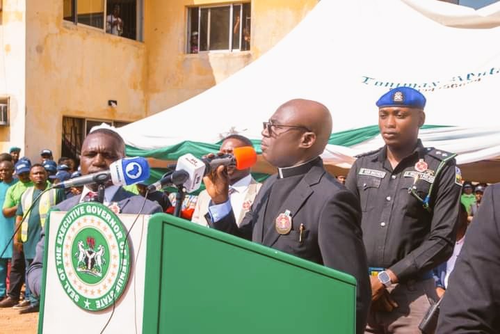 IUzaan's tweet photo. Benue State Governor, Rev Fr Dr Hyacinth Iormem Alia flags off the third phase of palliative distribution in Makurdi. https://t.co/bEuVZH5h2H