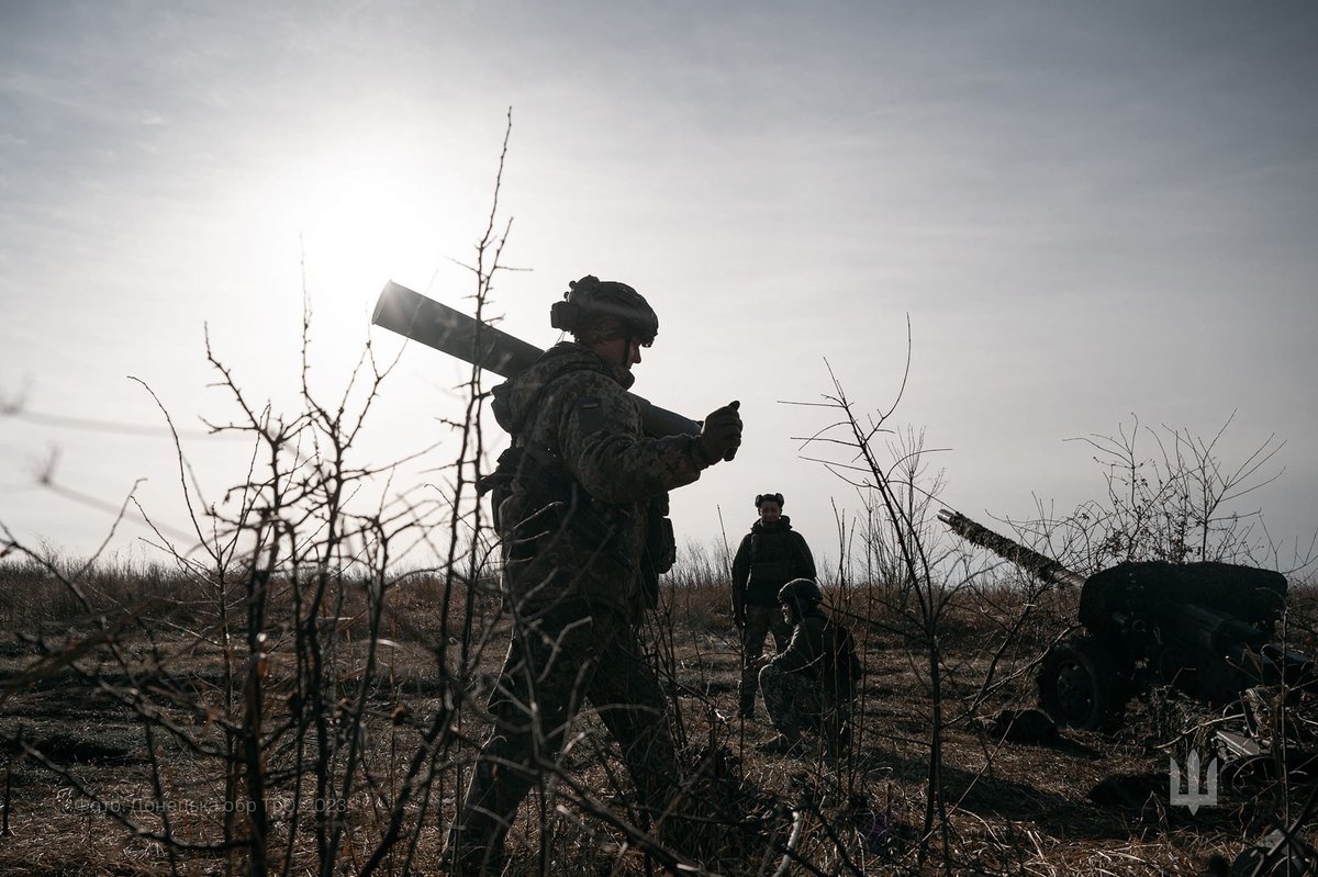 ZelenskyyUa's tweet image. Снаряди, зброя, техніка. Власне виробництво. Підтримка воїнів. Ми пройдемо цей марафон і досягнемо нашої перемоги. Головне – щодня додавати сили Україні, нашій державі, нашим людям.