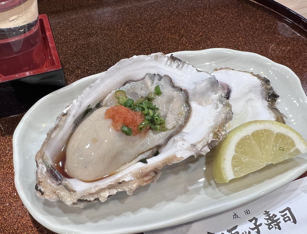 lil_wizard1223's tweet photo. 帰路、乗継ぎの成田にて。
冬の味覚摂取に全力投球😋 https://t.co/FMVIN8qNJE