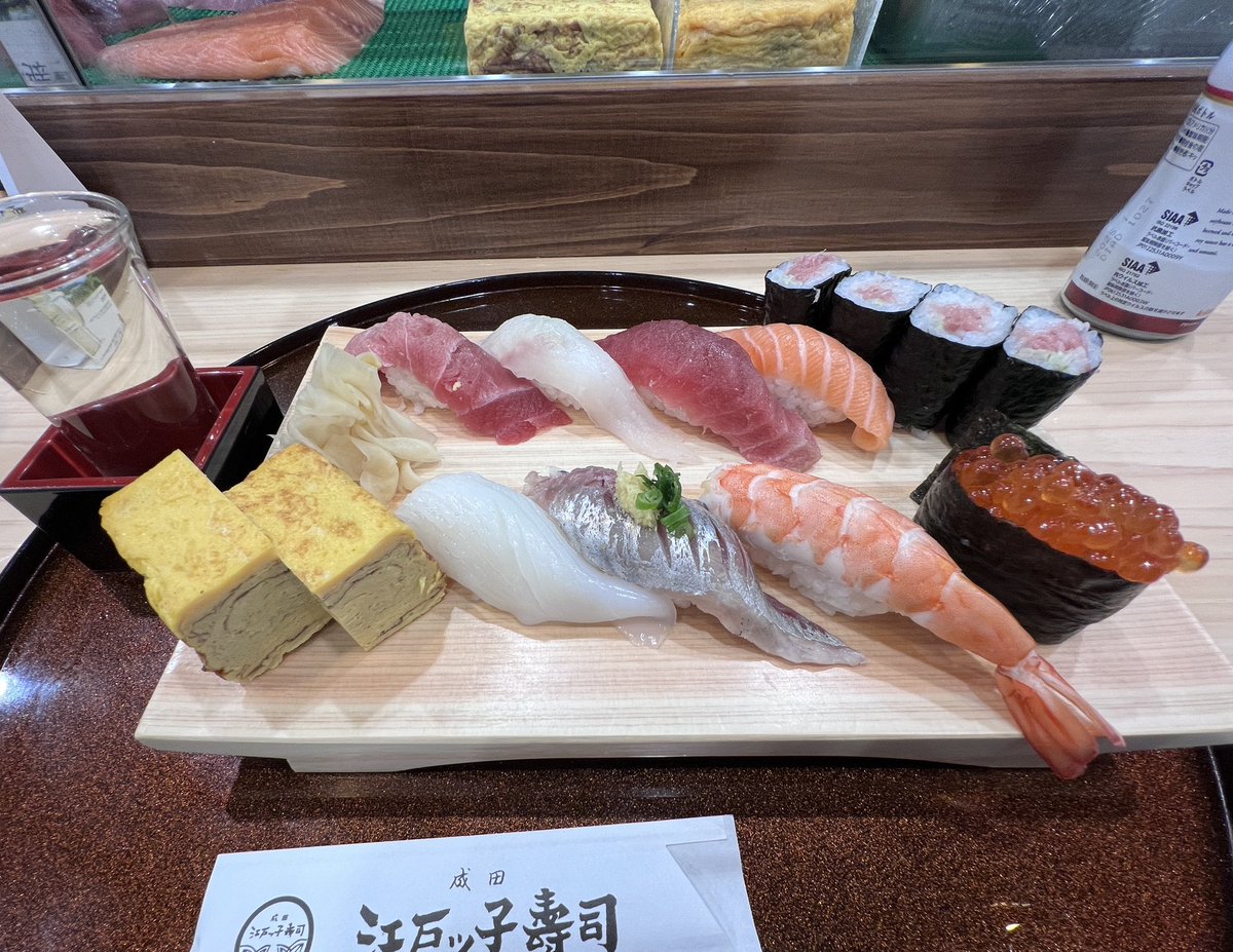 lil_wizard1223's tweet photo. 帰路、乗継ぎの成田にて。
冬の味覚摂取に全力投球😋 https://t.co/FMVIN8qNJE