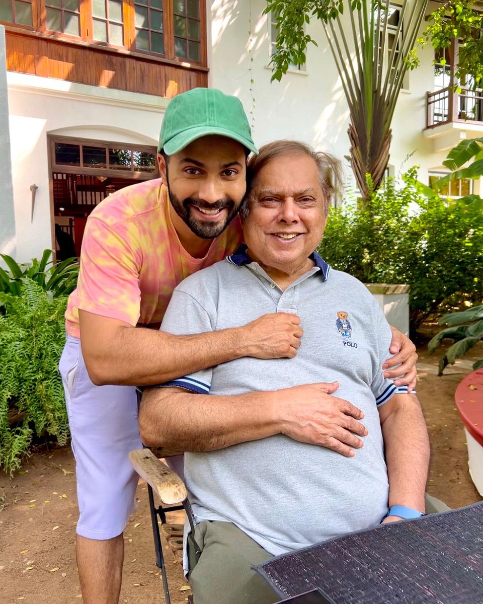 #VarunDhawan shares the cutest picture with his dad #DavidDhawan. 💚