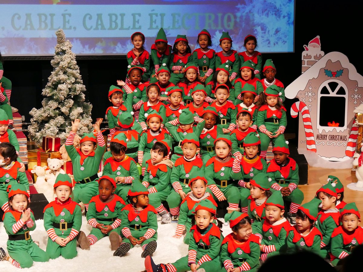 lfipekin's tweet photo. 90 lutins de Noël de maternelle ont pris possession de l’auditorium ce matin pour le plus grand plaisir des familles. Au programme, un joli spectacle de chants « En route vers le Pôle Nord » dans un esprit de joie et de partage. #SpectacleDeNoël @aefeinfo @aefeap @France_en_Chine https://t.co/ohqJ0o7SF3