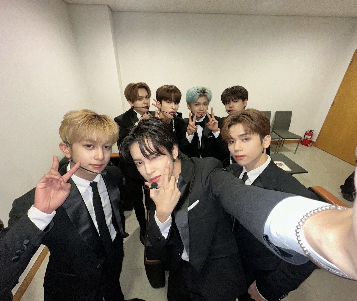 HORI7ONofficial's tweet photo. HORI7ON의 제11회 대한민국한류대상 해외 라이징 스타 부문 수상을 축하합니다🩵

🫳🏻🫳🏻🫳🏻🫳🏻🫳🏻🫳🏻🫳🏻
🐲🐱🐶🐼🦊🐯🐰

#HORI7ON #호라이즌 https://t.co/JP7Dm7e4xB