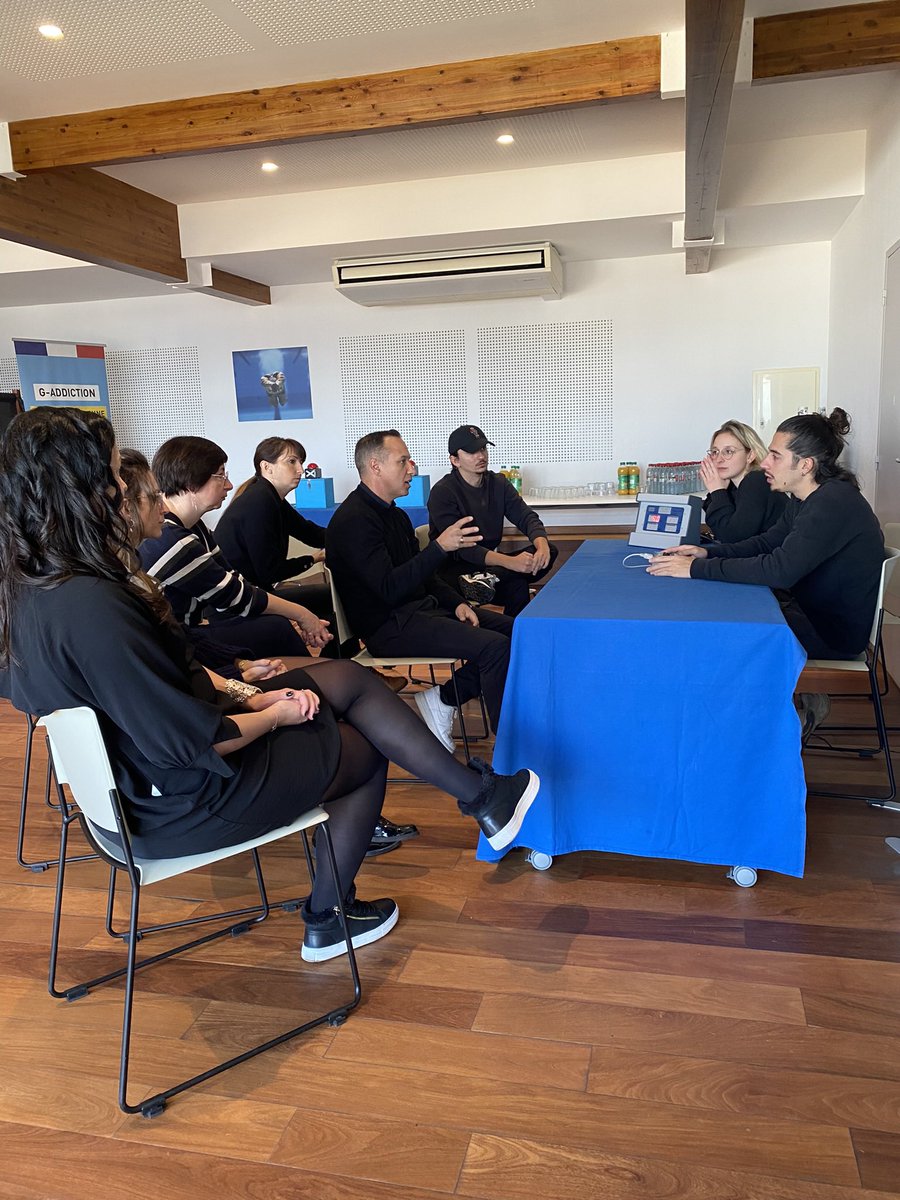 ☀️ Avec les salariés des Mutuelles du Soleil pour parler #SecuriteRoutiere au Cercle des Nageurs, à #Marseille ! ☀️

Au programme :
✅ Un escape game géant 
✅ Des lunettes immersives alcool et cannabis 
✅ Un quizz sur la #SecuriteRoutiereAuTravail 
✅ Reflexomètre