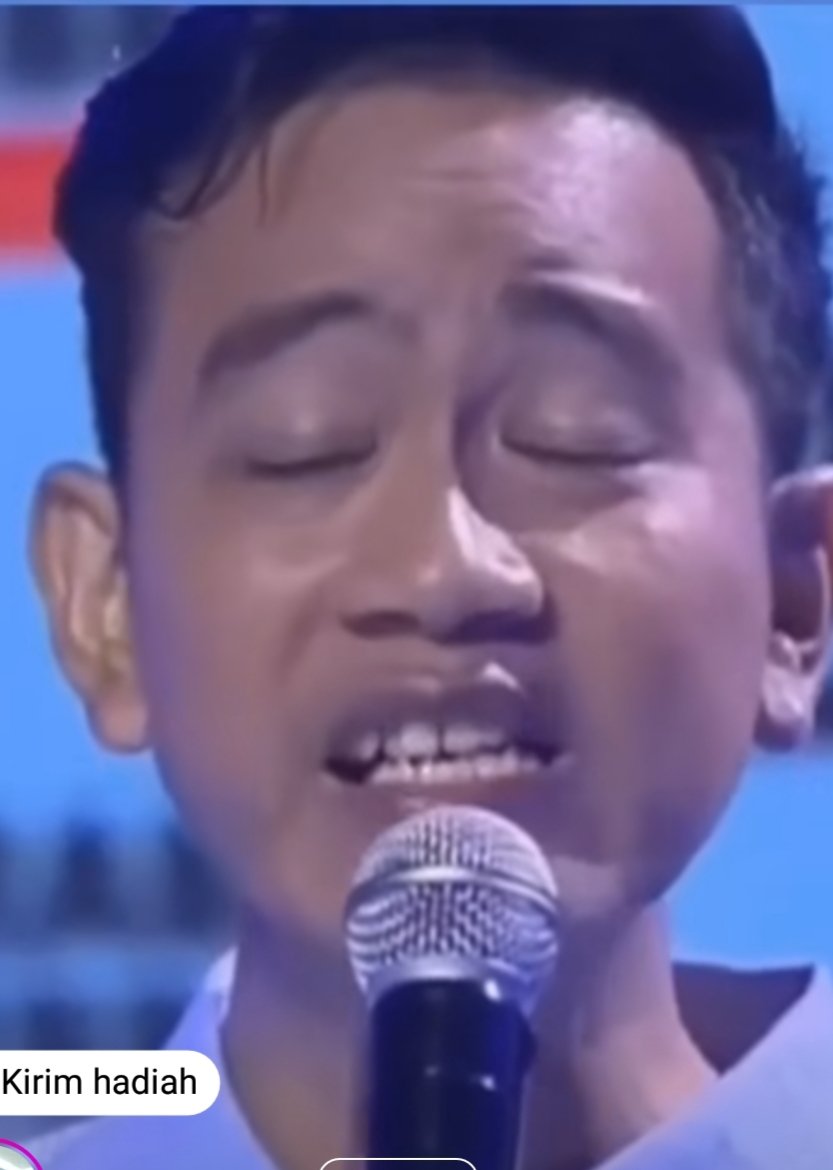 Anak ini kenapa sih, kalo pidato mukanya kayak penuh penderitaan begitu?

Padahal pidato itu sangat menyenangkan, orang bisa utarakan isi pikiran, ilmu pengetahuan, ide dan gagasan yg mencerahkan banyak orang.

Katanya punya Konsultan? Masa ngga ada Konsultan Public Speaking?