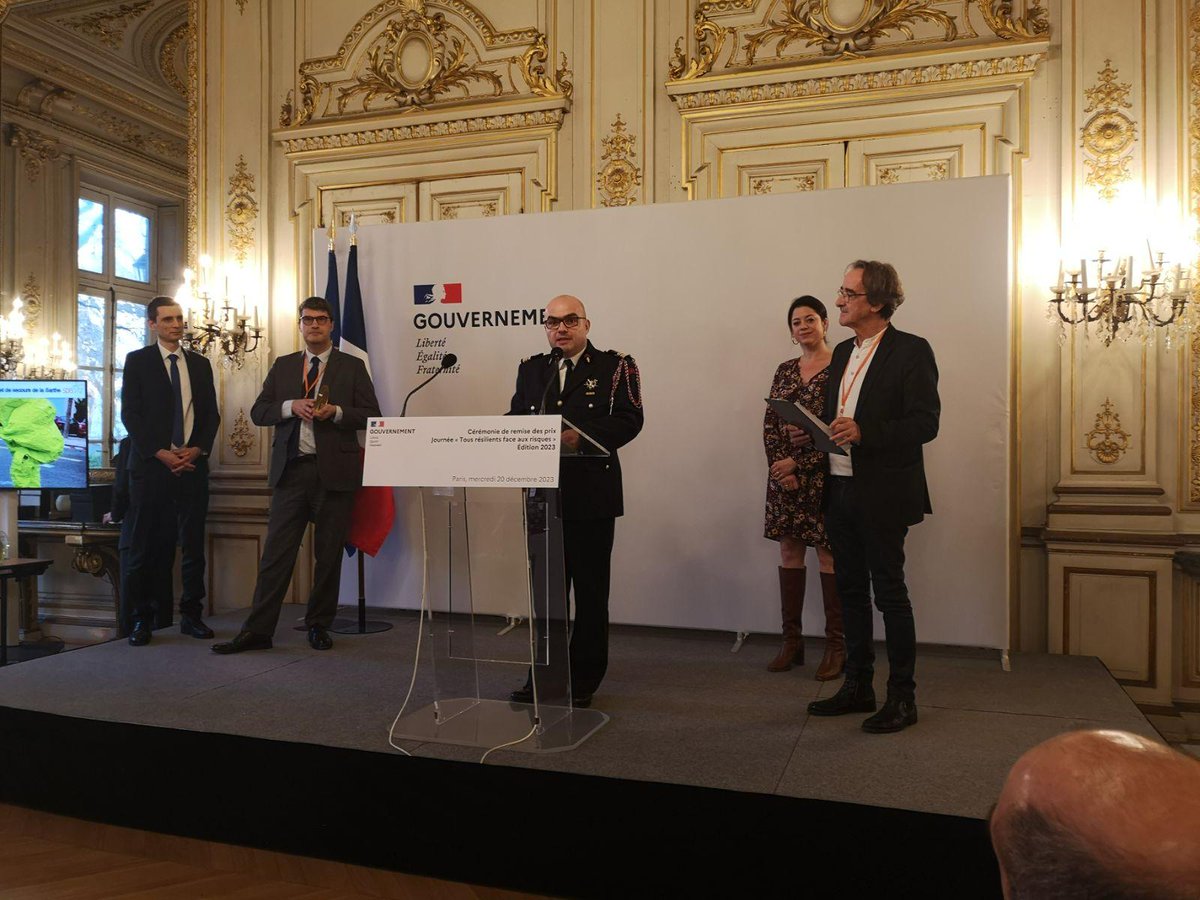 Le SDIS a reçu le prix ce matin à l’occasion d’une cérémonie en présence de <a href="/ChristopheBechu/">Christophe Béchu</a>, ministre <a href="/Ecologie_Gouv/">Min. Ecologie Territoire Transports Ville Logement</a>, de Dominique Faure, ministre déléguée en charge des collectivités territoriales et de la ruralité et de Julien Marion, Directeur Général de la <a href="/SecCivileFrance/">Sécurité Civile</a>