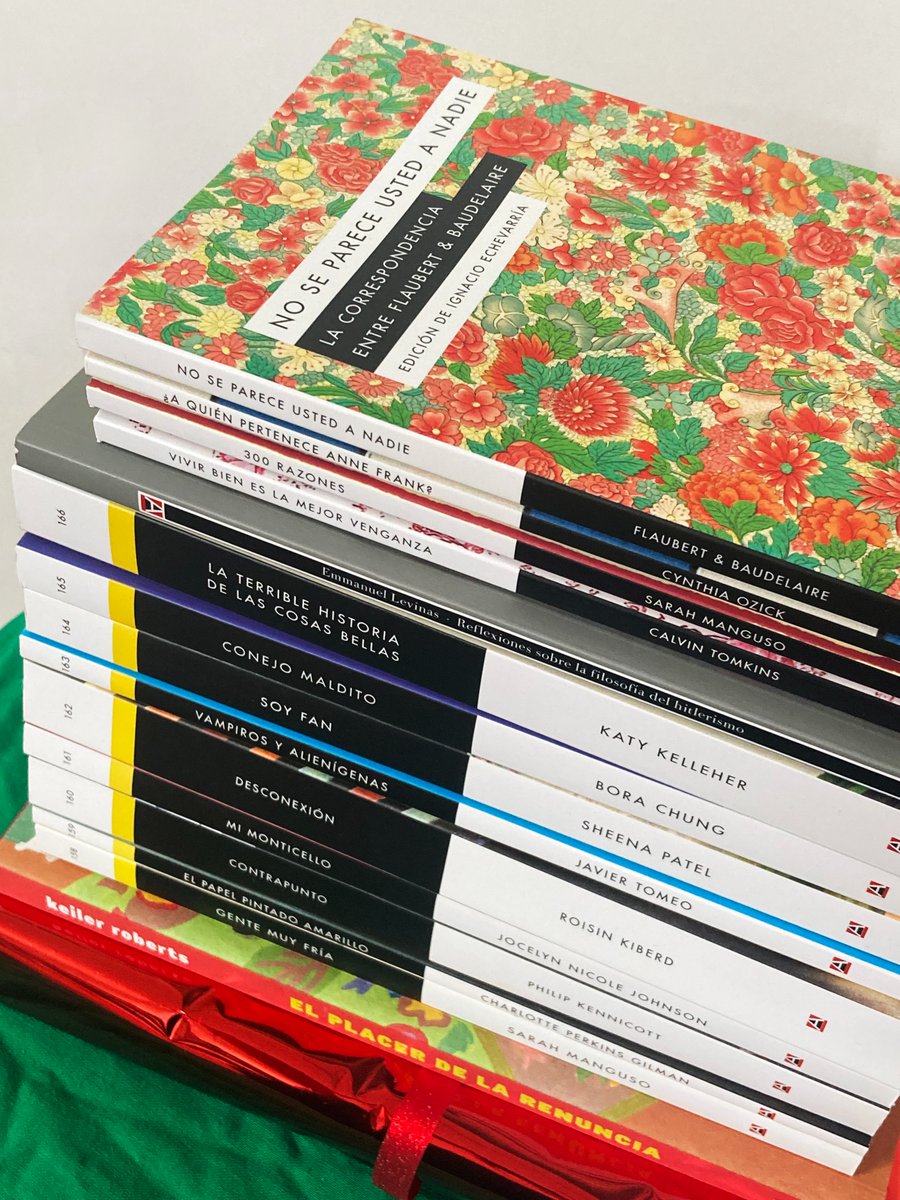 alphadecayed's tweet photo. En 2024 cumpliremos 20 años de andadura editorial y nos despedimos de 2023 pensando en ello y en la cantidad de libros bonitos y buenos, sobre todo buenos, que hemos publicado este año. Aquí los tenéis todos, por si queréis chafardear un poco ❤️🎄

🖇️ https://t.co/VyjkxGFYv5 https://t.co/sLb1SADubL