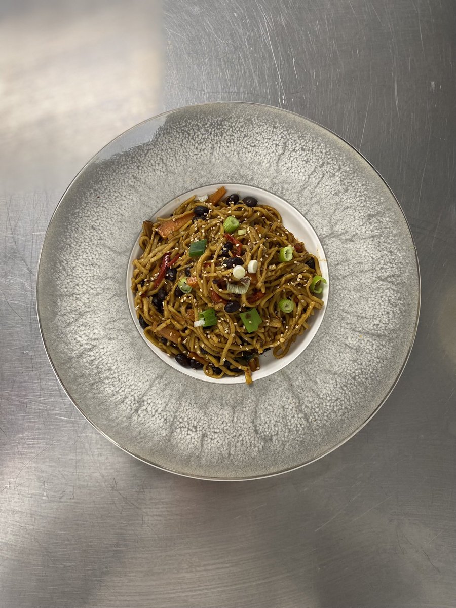 Eatingwith_ep's tweet photo. Here’s our vegetable stir fry and pineapple smoothie that we made for our food culture assignment. We cooked foods that are commonly eaten in the Blue Zone. https://t.co/Tb5S0EF3Yi