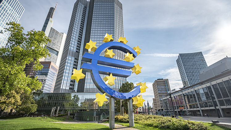 EtudesEco's tweet photo. Parole de banques centrales ‒ La #BCE a laissé les taux directeurs inchangés, à 4,5% pour le taux des opérations principales de #refinancement et à 4% pour le #tauxdedépôt. Plus incertaine était la date de la décision concernant le #PEPP… https://t.co/W8dNZ6iHTb https://t.co/1JgJU8zuTd