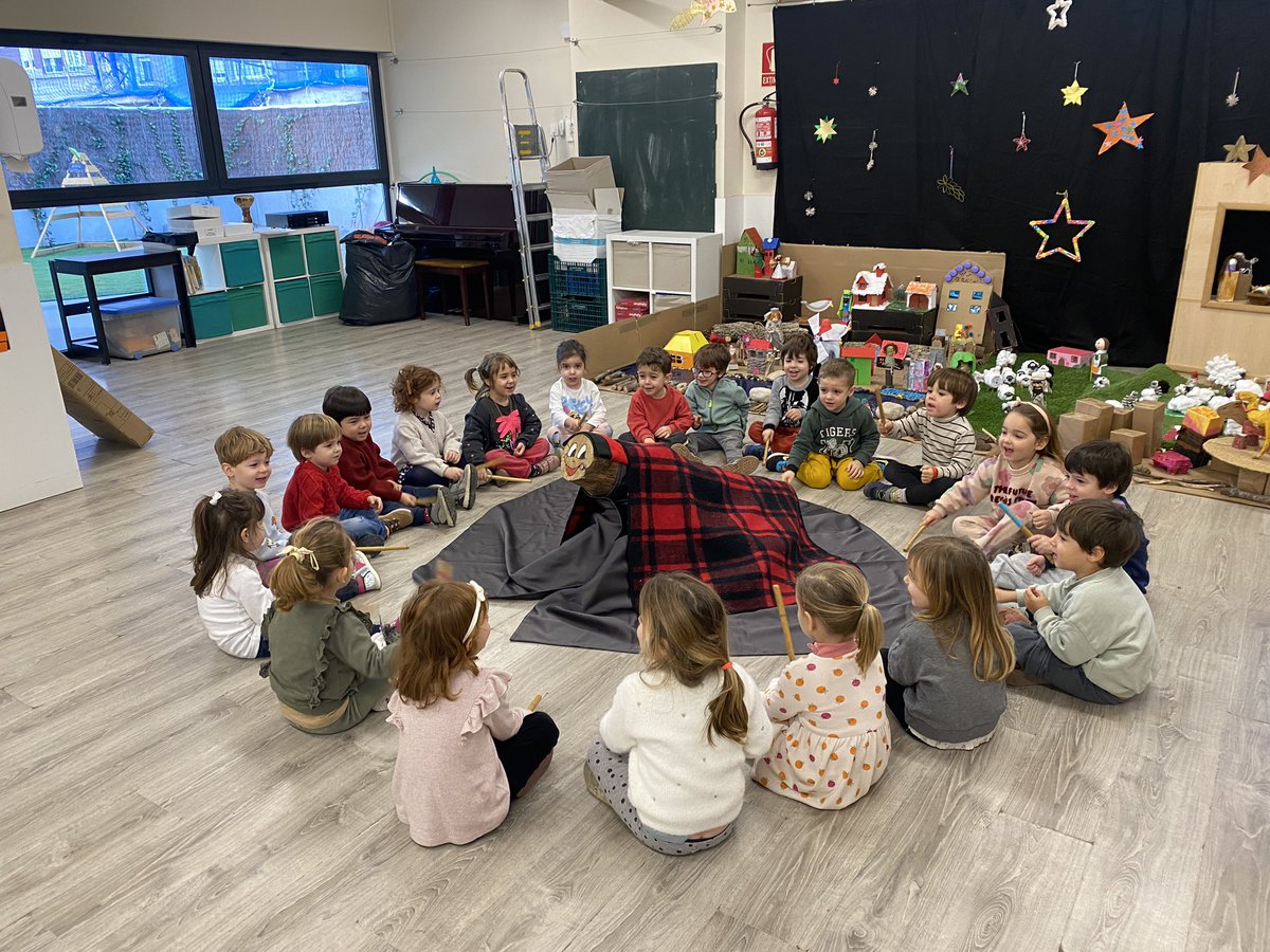 Avui tot l’alumnat de Virolai Petit ha cagat el tió. Moments plens de màgia I il•lusió! <a href="/EscolaVirolai/">Escola Virolai</a>