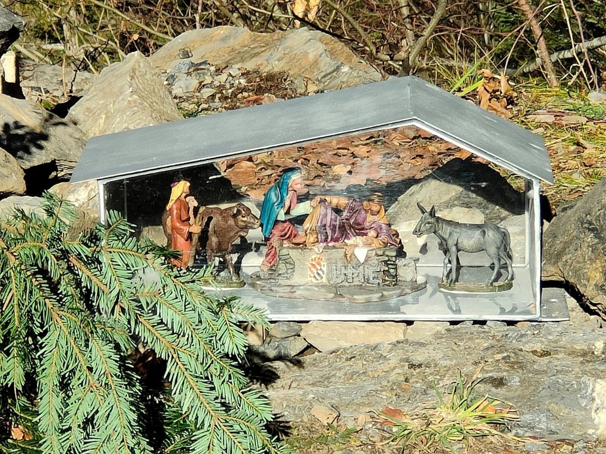 UMEgob's tweet image. En fechas tan señaladas, los componentes de la sección #MSAR del #BIEM4 han rendido homenaje a su compañero Víctor Martín Rebollo, fallecido en acto de servicio en abril de 2016, colocando un nacimiento en el monolito a su memoria.

Siempre en nuestro recuerdo, compañero