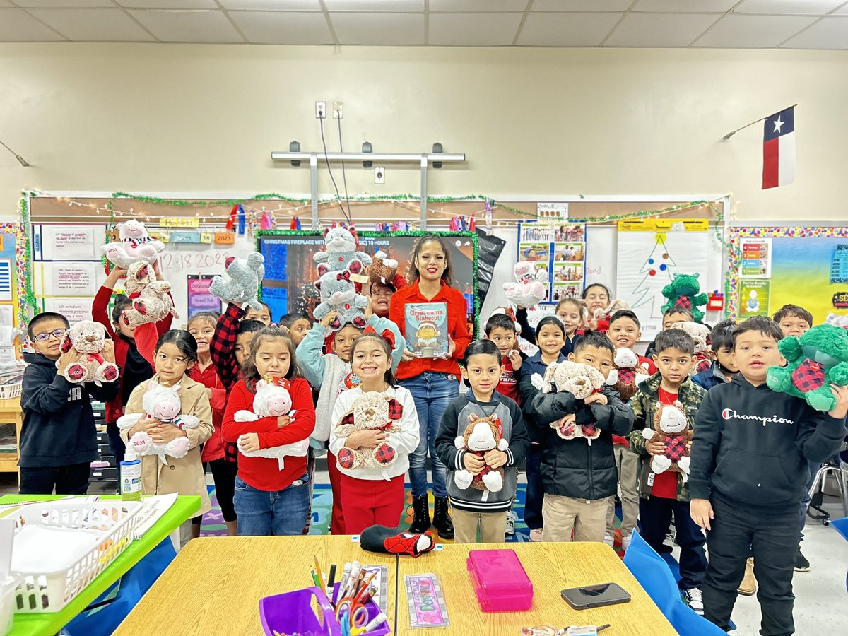 Our lovely Wraparound specialist has delighted some of our Pk-1st grade scholars with a great holiday gift along with story time this week @WRS_MSFarray 🎄🍎📚@HISDPolice