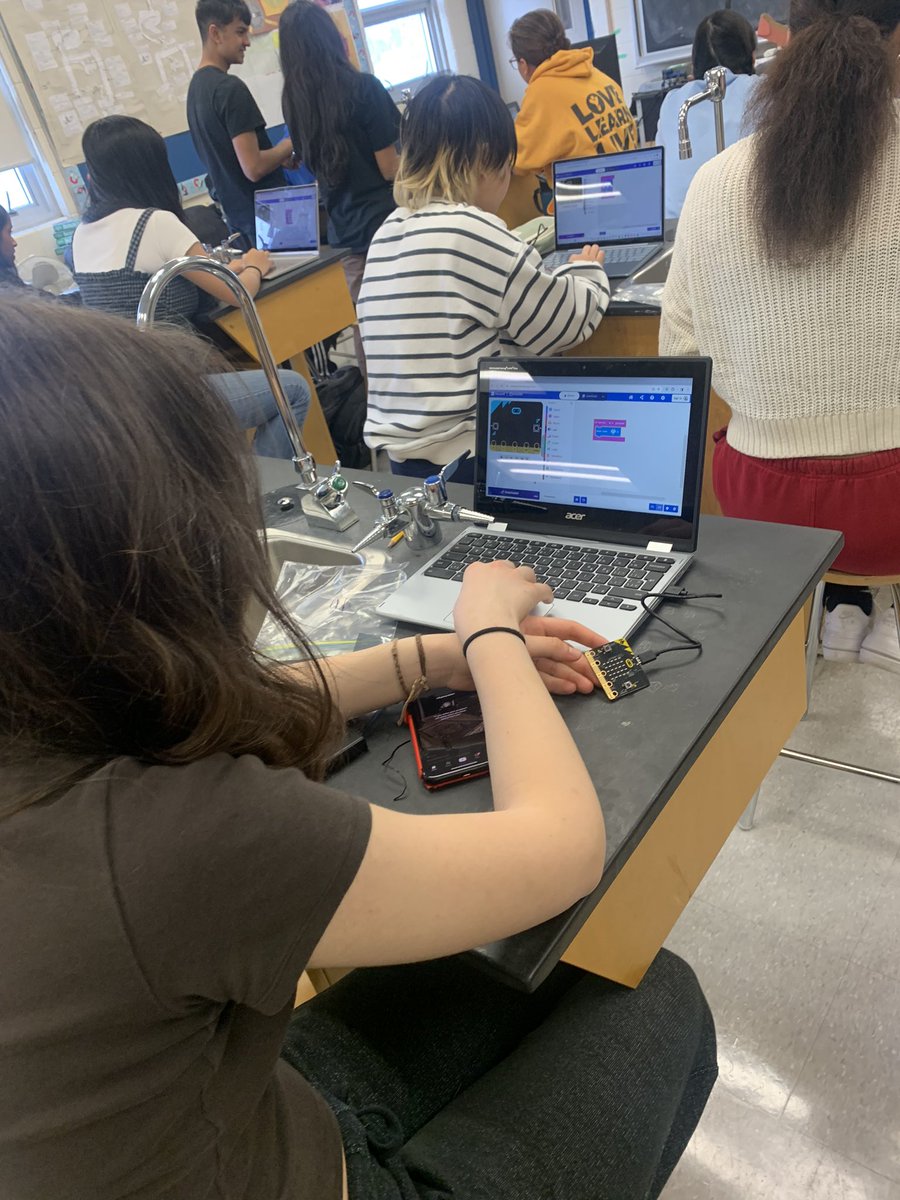 STEAM Change Challenge high school student mentors at @ErindaleSS are learning to code the Microbit. In the new year they will support their mentees w/ STEAM projects using tools like the @microbit_edu.
@PeelSchools students are building important #FutureReadySkills!