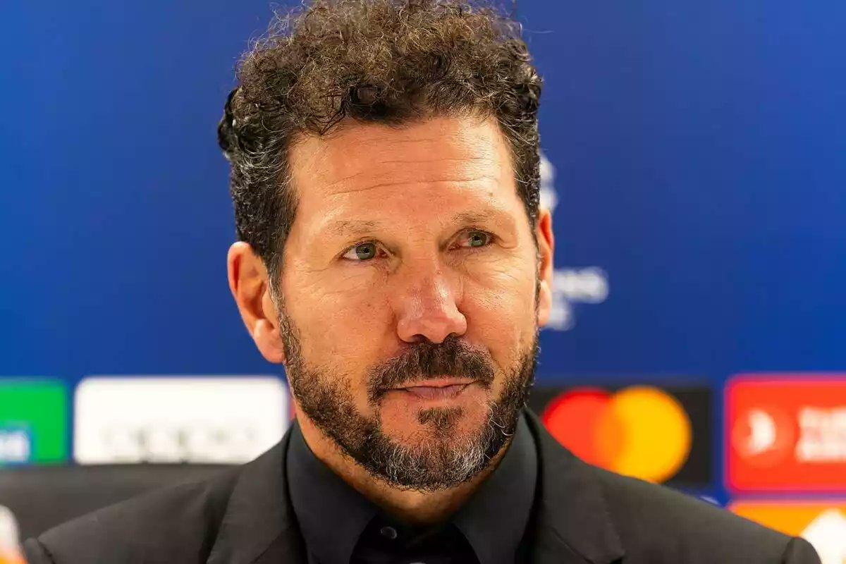Objetivoatleti's tweet photo. La realidad de este Atlético de Madrid y pongo a Simeone por qué es el entrenador que tiene que manejar estos despropósitos.

Tenemos a una directiva que no quiso gastarse un duro cuando más lo necesitabas.

Acudían al mercado sin poner un mísero euro y rateando lo máximo posible.

El Cholo llevaba pidiendo todo el verano un 5 y Gil Marín no cumplió su palabra.

La realidad de ahora tras el fiasco de mercado veraniego:

Jugadores con una edad prácticamente para retirarse del fútbol.

Sueldos desorbitados.

Fichajes parche que te sirven para competir por lo mínimo que puede este club.

Griezmann dependencia.

Soyuncu por ejemplo, llevaba 2 años sin jugar al fútbol.

Savic y Giménez continuamente lesionados.

Y para acabar, no hay planificación deportiva.

La descompensación de la plantilla es brutal y más si dejas salir a Kondogbia y no traes a absolutamente nadie.

No estamos muertos, pero no va mal de vez en cuando reflexionar y no pensar más allá de lo que tenemos.

Para ganar títulos y pelear, necesitas invertir.