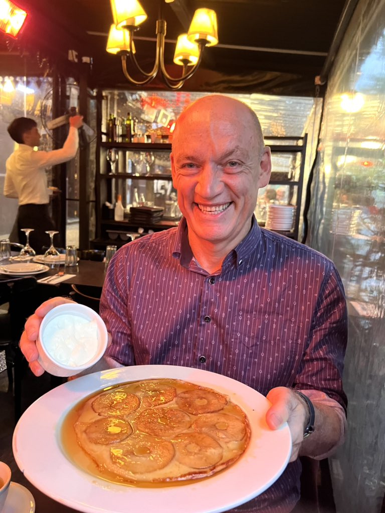 My worldwide search for the perfect dessert continues.. this apple pancake and fresh cream in Buenos Aires will be hard to beat! 😅

#FlutePainter 🎶🎶
#WouterKellerman #buenosaires #argentina #desserts #applepancakes