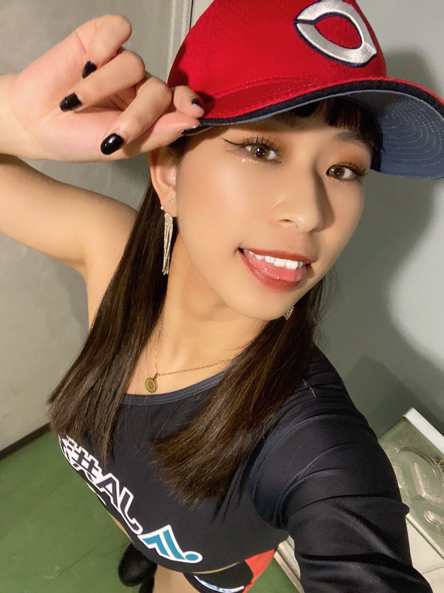 flex_cheer's tweet photo. 皆さんこんばんは！YUです 🎧 
先日の試合で車掌さんの帽子を被ったのでその時の写真です 👩🏻‍✈️🖤ナイトゲームの衣装と合っていてとてもお気に入りでした！
さらに12月は〝CARPコラボ月間〟ということで、カープ帽を被ってパフォーマンスをしています！❤️❤️
それでは明日の投稿もお楽しみに ✨✨ https://t.co/F52J7WwkN5