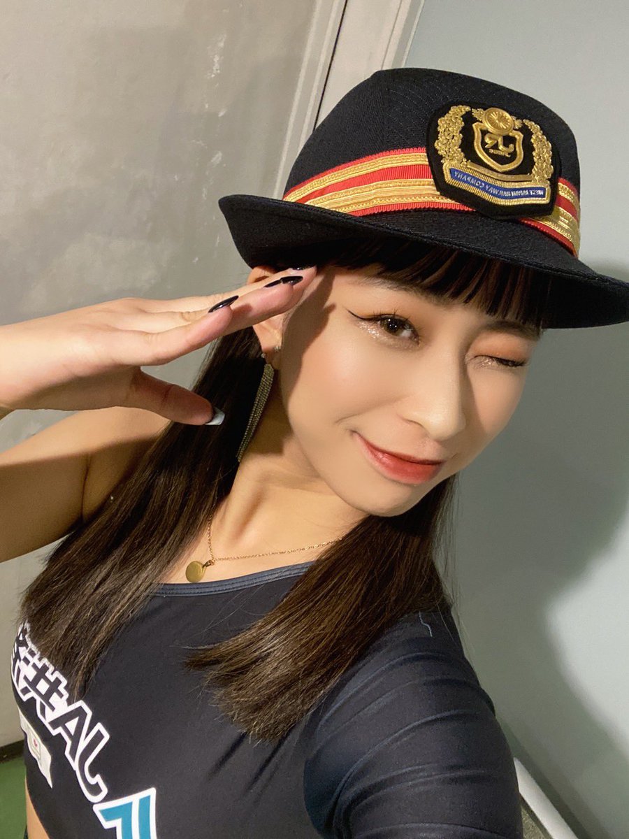 flex_cheer's tweet photo. 皆さんこんばんは！YUです 🎧 
先日の試合で車掌さんの帽子を被ったのでその時の写真です 👩🏻‍✈️🖤ナイトゲームの衣装と合っていてとてもお気に入りでした！
さらに12月は〝CARPコラボ月間〟ということで、カープ帽を被ってパフォーマンスをしています！❤️❤️
それでは明日の投稿もお楽しみに ✨✨ https://t.co/F52J7WwkN5