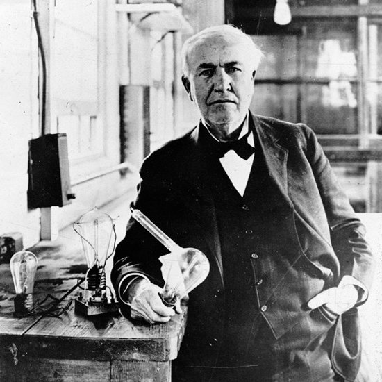 Op 31 december 1879 presenteert Thomas Edison zijn nieuwste uitvinding aan het publiek. Rondom Menlo Park laat hij tientallen gloeilampen ontsteken als feestverlichting op deze laatste dag van het jaar. De Maand van de Geschiedenis wenst iedereen een gelukkig en voorspoedig 2024!