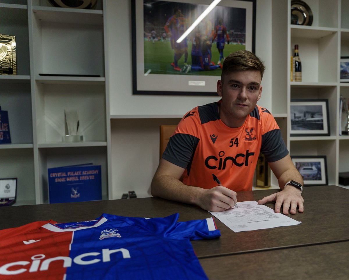 Sean_Grehan5's tweet photo. Delighted to have signed a new deal @CPFC, time to kick on now 🦅🦅 https://t.co/qpKt9s08mn
