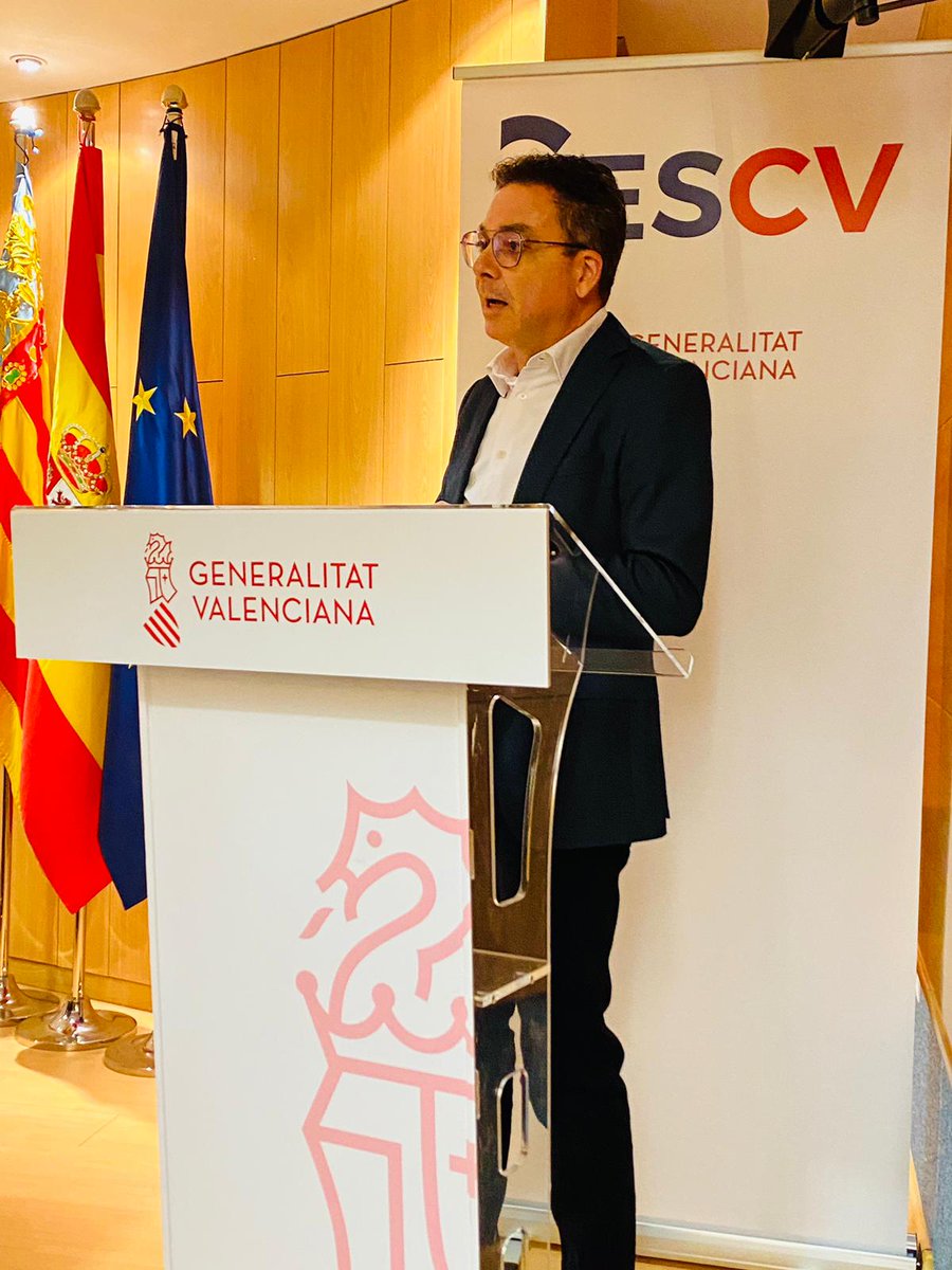 🙌📢El ple del #CESCV ha acollit hui la presa de possessió de <a href="/rarosello/">Raül Roselló</a> com a representant d'<a href="/UGTPV/">UGT País Valencià</a> en el Grup I del CES CV.

➡El president del CES CV, <a href="/laleonlopez/">Arturo León</a>, i la Secretària General, <a href="/AngelesCuenca2/">Ángeles Cuenca</a>, han sigut els encarregats de prendre-li jurament.