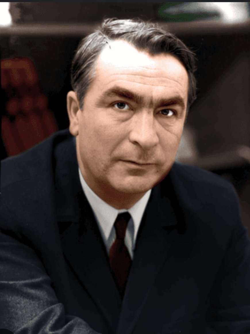 Денес се одбележуваат 100 години од раѓањето на основоположникот на современата македонска интимистичка поезија,Ацо Шопов.Штип и Македонија,со пригодни активности,достојно го одбележуваат јубилејот скоро цела година.Денес е завршната манифестација Ветрот нека донесе подобро време