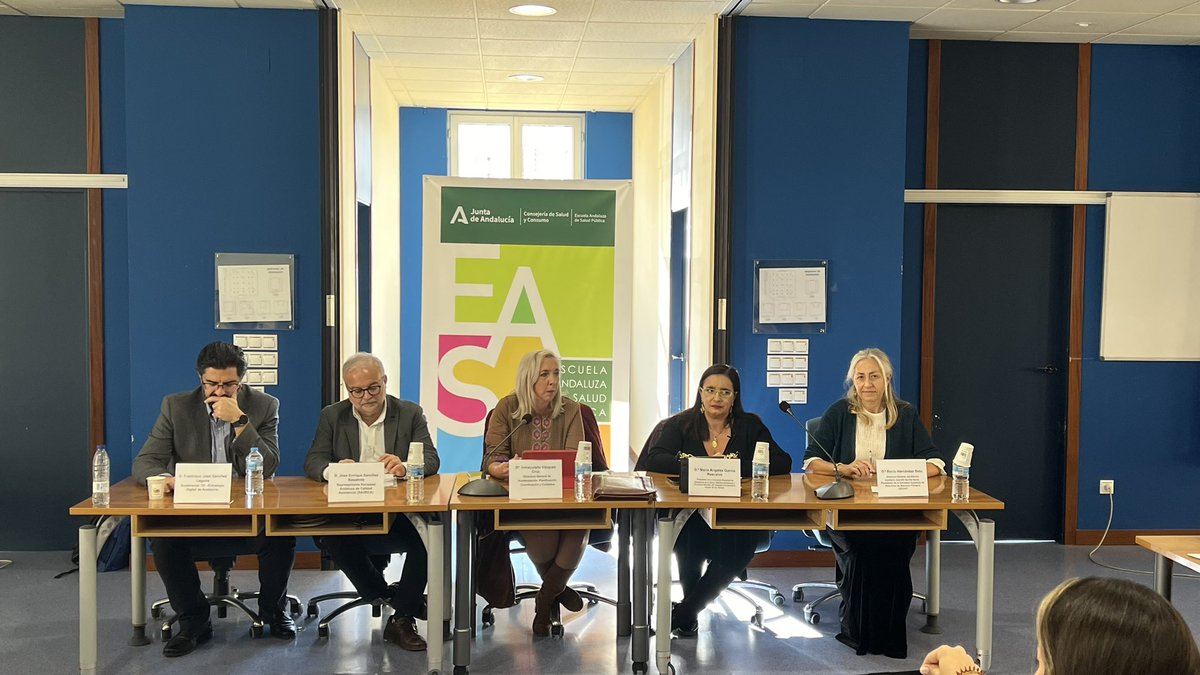 PilarNavarroP's tweet photo. Celebrando mesa redonda sobre el abordaje de la cronicidad, retos y desafíos en el Diploma de Desarrollo Directivo de @UNIAuniversidad y @EASPsalud. Gracias a la moderadora y a los ponentes https://t.co/eT2x5wc7xK