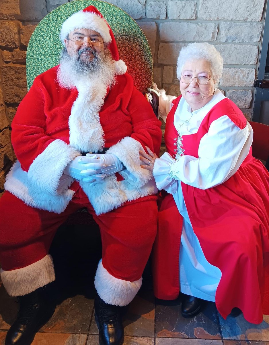 AnetteBowring's tweet photo. Santa and Mrs Claus made a special visit to Chilis Houma last night. 
#MerryChristmas
#santaclaus
#chilis
#chilishouma
#chilis♥️
@SavoieRay @taryn_mahaffey @Tee_Triggs @StephanieOdom76 @neufeldjosh1 https://t.co/SZbNqWIKDn