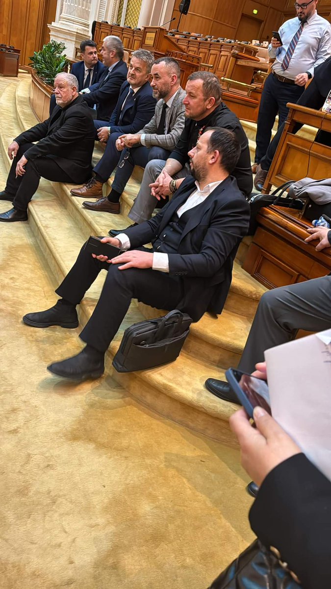 PopDariusAUR's tweet image. 🇷🇴📢Aseară am stat în #parlament până la ora 00:00, azi suntem din nou pe #baricade.
Nu vom #ceda și nu ne vom #intimida, ne-am săturat de #hoți și #mincinoși! 
AUR este o echipă #unită și va merge până la capăt!

#Romania #Români #Dreptate