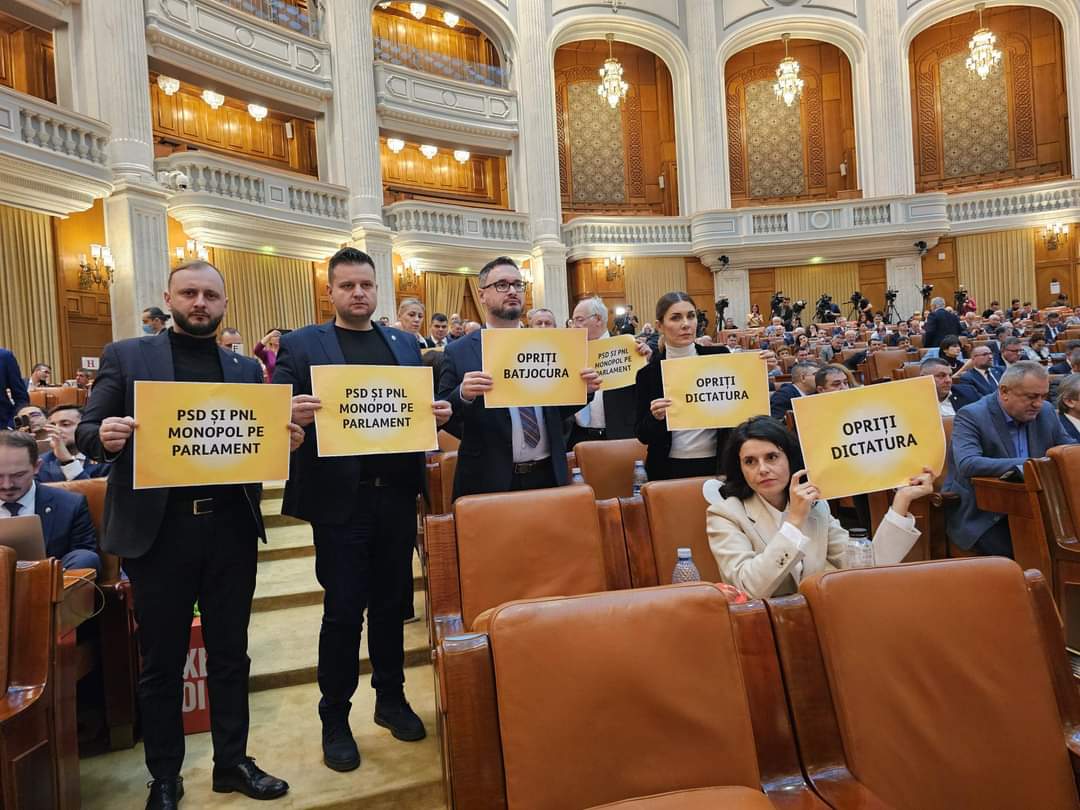 PopDariusAUR's tweet image. 🇷🇴📢Aseară am stat în #parlament până la ora 00:00, azi suntem din nou pe #baricade.
Nu vom #ceda și nu ne vom #intimida, ne-am săturat de #hoți și #mincinoși! 
AUR este o echipă #unită și va merge până la capăt!

#Romania #Români #Dreptate