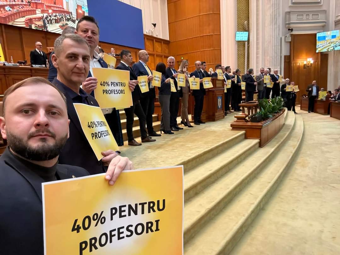 PopDariusAUR's tweet image. 🇷🇴📢Aseară am stat în #parlament până la ora 00:00, azi suntem din nou pe #baricade.
Nu vom #ceda și nu ne vom #intimida, ne-am săturat de #hoți și #mincinoși! 
AUR este o echipă #unită și va merge până la capăt!

#Romania #Români #Dreptate