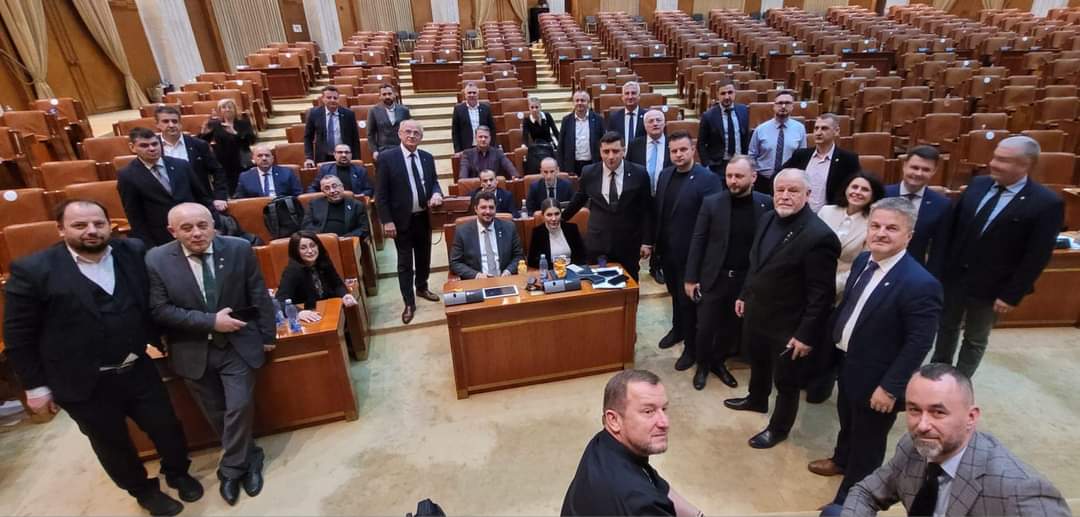 PopDariusAUR's tweet image. 🇷🇴📢Aseară am stat în #parlament până la ora 00:00, azi suntem din nou pe #baricade.
Nu vom #ceda și nu ne vom #intimida, ne-am săturat de #hoți și #mincinoși! 
AUR este o echipă #unită și va merge până la capăt!

#Romania #Români #Dreptate