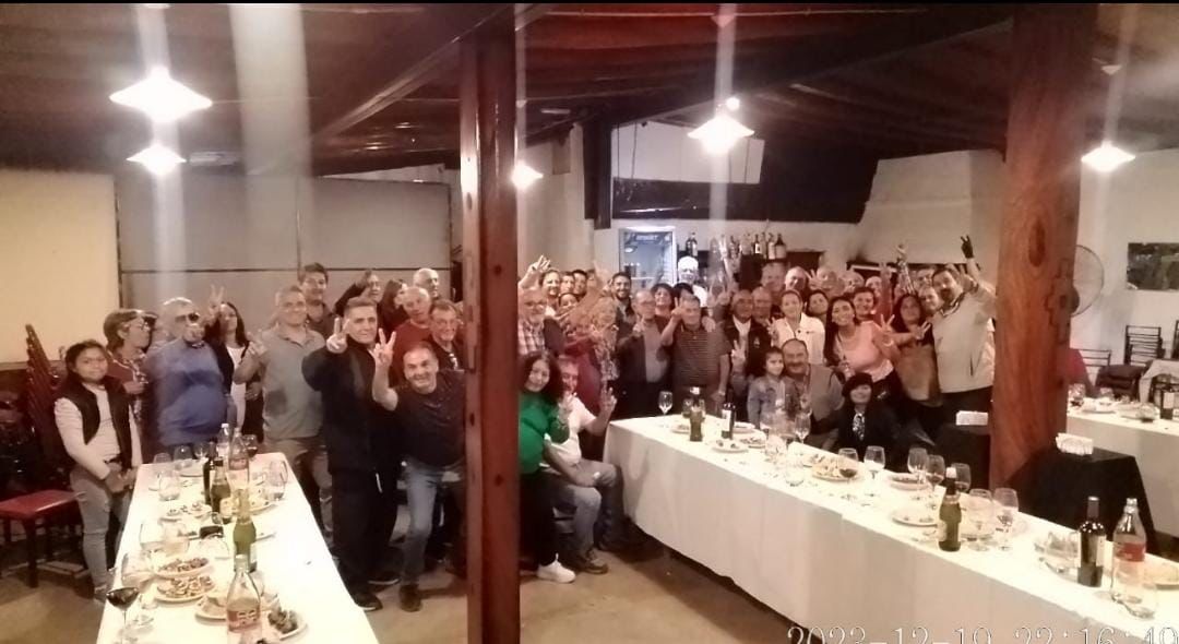 Adry_Cano's tweet photo. 🥂 Brindis de fin de año en Luján de Cuyo. 

Junto a @Ubietafer,  compañeros y compañeras de Luján despedimos el año y brindamos porque el 2024 nos encuentre más fuertes y unidos que nunca. 

¡Gracias @GermanKemmling,  compañeros y compañeras por la invitación! 💫🎄 https://t.co/l5WHk9sYTc