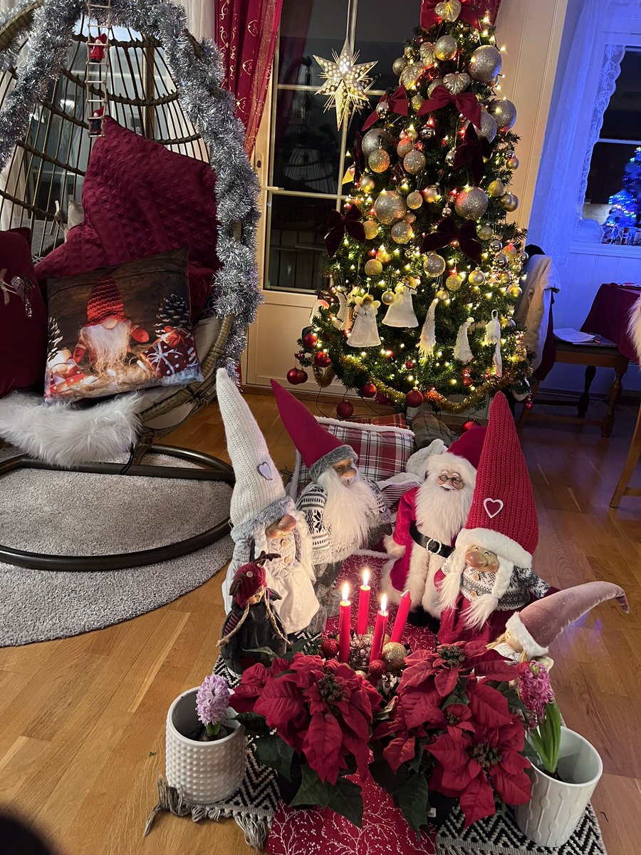 chongthanorm1's tweet image. #advent2023 Sunday 
17.12.23 
วันอาทิตย์ที่ผ่านมา เป็นวีคที่3แล้ว จุดเทียน🕯️🕯️🕯️
เหลือเทียน1เล่ม
ปีนี้ตรงกับ คริสต์มาสอีฟ24ธันวา
ใครมีของขวัญก็วาง ก็ซ่อนใต้ต้นคริสต์มาสไว้เซอร์ไพรส์
ตีนคริสต์มาสนี้จัดและตกแต่งเองคนเดียวทุกขั้นตอน
#นอร์เวย์