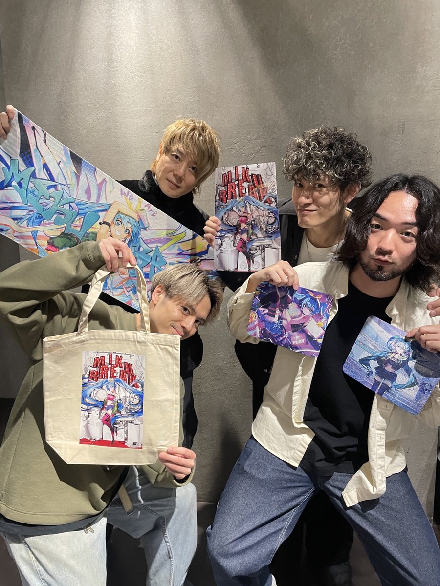 CondenseB3's tweet image. メンバーのリハーサル中に
MIKU BREAK Xmas Partyのグッズが届きました💠🧬

全部可愛い〜！！！💘💘💘
メンバーも新しいグッズにテンションが上がってにこにこ😆

是非会場でGETしてくださいね〜🎁☺️

#MIKUBREAK #初音ミク #CONDENSE