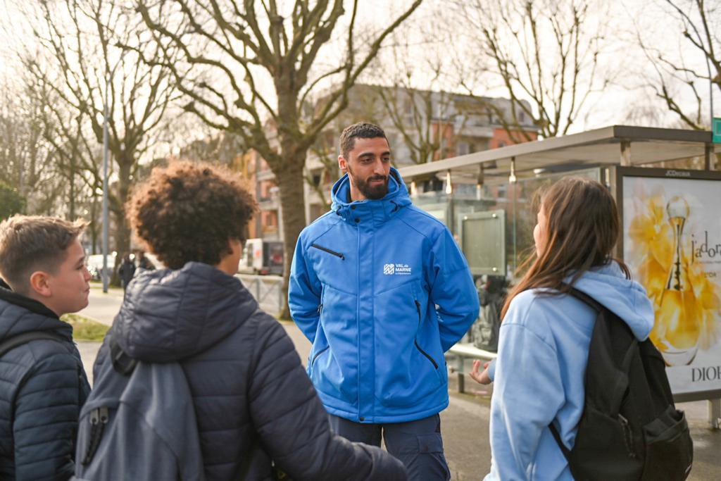 valdemarne_94's tweet photo. #ValdeMarneDirect : « C’est une bonne chose, sortir du collège et les voir c’est rassurant », explique une élève du collège Eugène-Chevreul @LHay_les_Roses
➡️ La brigade de prévention et de protection des collèges est présente aux sorties de cet établissement depuis 6 semaines. https://t.co/JZ1P3jj9De
