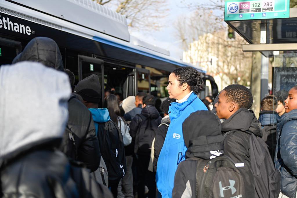 valdemarne_94's tweet photo. #ValdeMarneDirect : « C’est une bonne chose, sortir du collège et les voir c’est rassurant », explique une élève du collège Eugène-Chevreul @LHay_les_Roses
➡️ La brigade de prévention et de protection des collèges est présente aux sorties de cet établissement depuis 6 semaines. https://t.co/JZ1P3jj9De