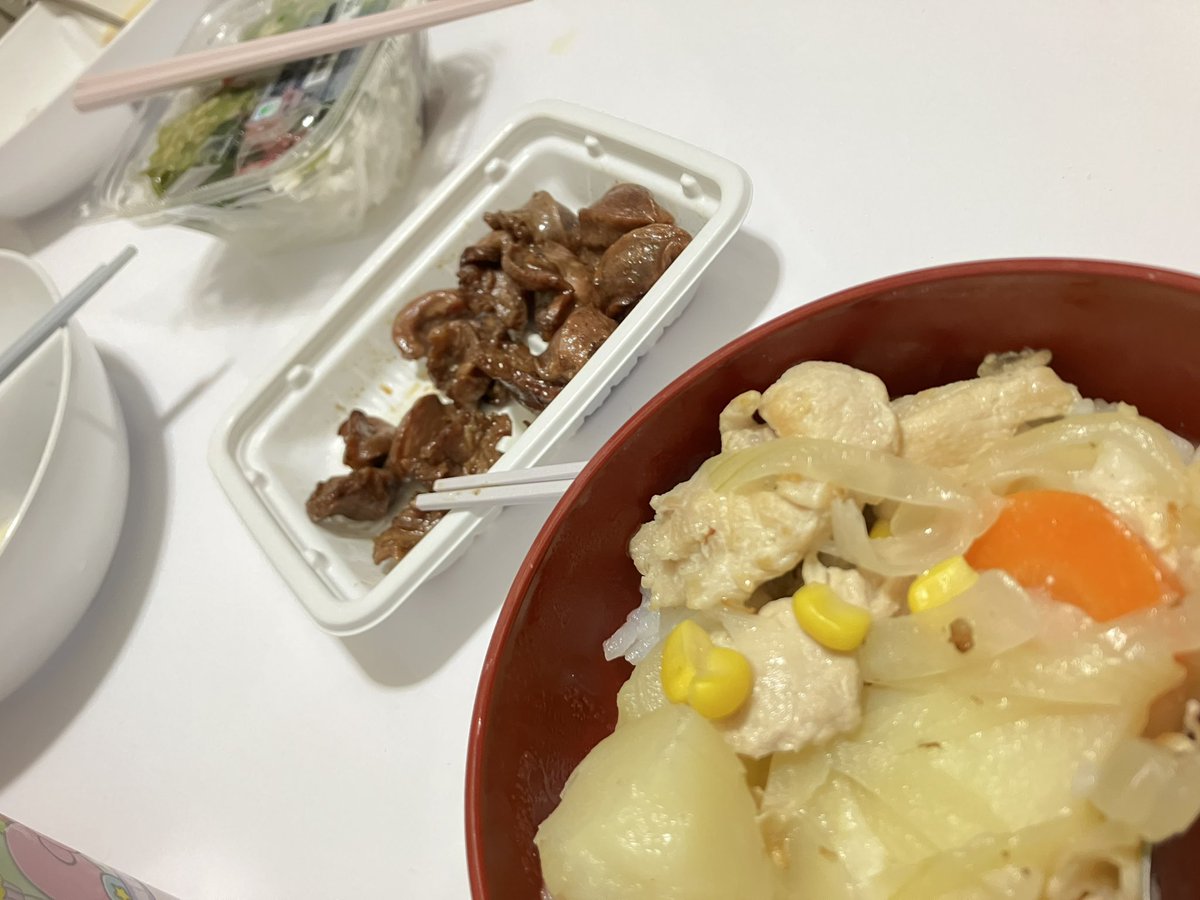 KYui_0704's tweet photo. 今日は友人を呼んでシチューを作りました！！
ご飯にかける派と別で食べる派、私は前者なんですけどやっぱり後者が普通なんでしょうか…
人参がちょっと固かったので、次回リベンジです(*•̀ㅂ•́)و✧
#とりのめし https://t.co/4BfaX4WW7G