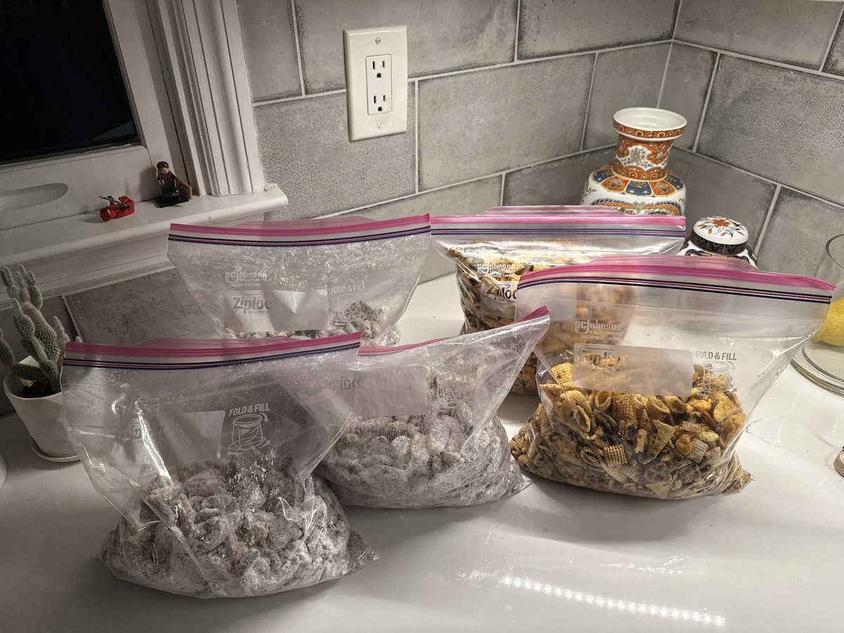 ReadingWorlds's tweet photo. My toxic trait*: I get stoned and make 7 pounds of candied pecans for my neighbors. 

*read as “beige flag” https://t.co/kBGyLpw5Pb