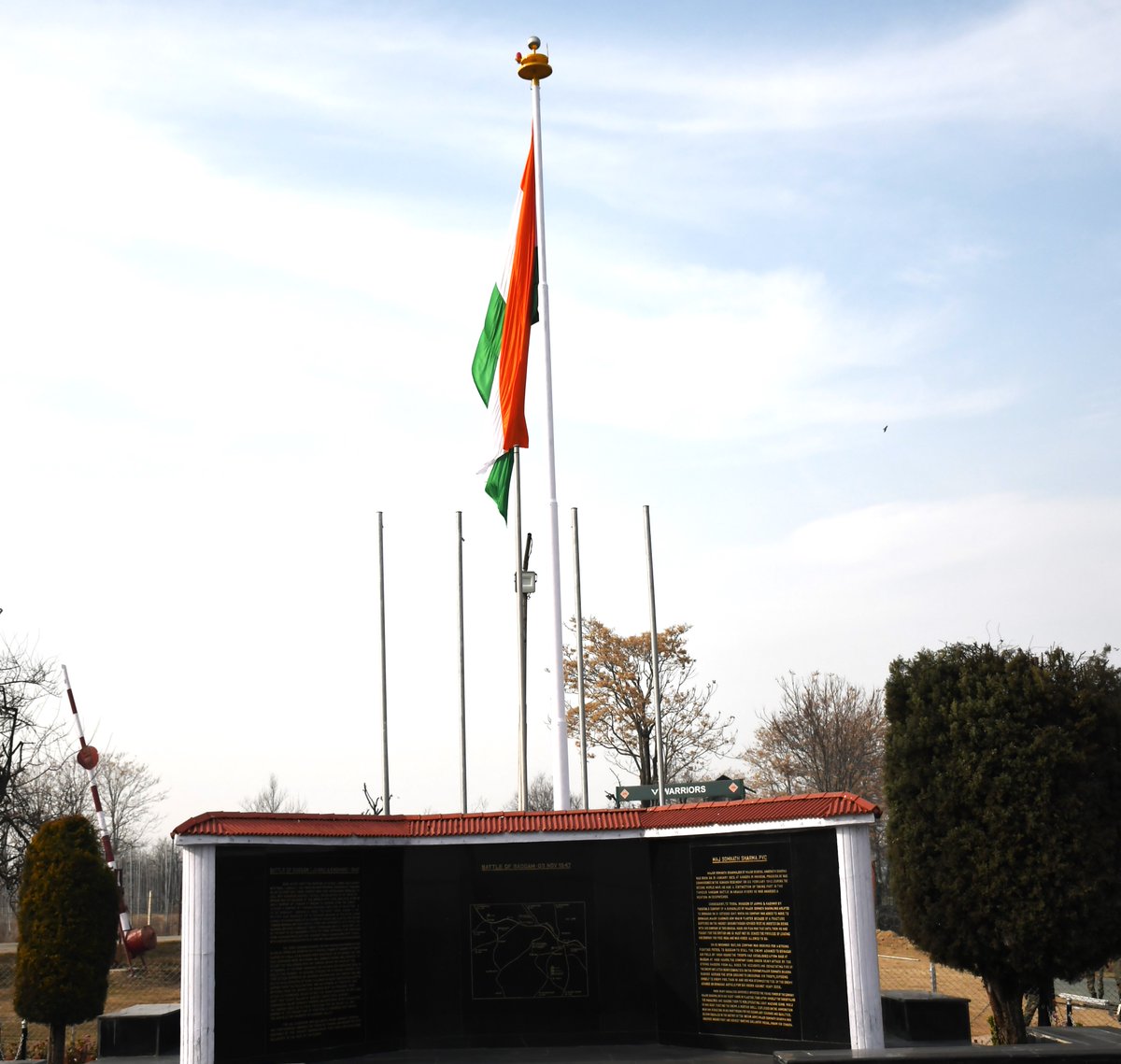 ChinarcorpsIA's tweet photo. '70 ft High National Flag at Budgam War Memorial'

70 ft high #National Flag was hoisted as part of #KargilVijayRajatJayantiMahotsav celebrations and to commemorate the #Soldiers who made the supreme sacrifice during Indo-Pak war 1947-48 at 'Budgam War Memorial' today.

#Kashmir
@adgpi
@NorthernComd_IA
@OfficeOfLGJandK
