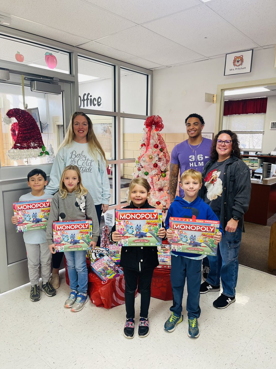 Spreading Christmas cheer with a gift of 50 games!  A total of 149 board games were gifted to 1st grade students at Bryan Elementary. 🏫 🎄🎁

Together, we are making a difference in the lives of our students! 💜

#livelikehunter
#GiftOfGames