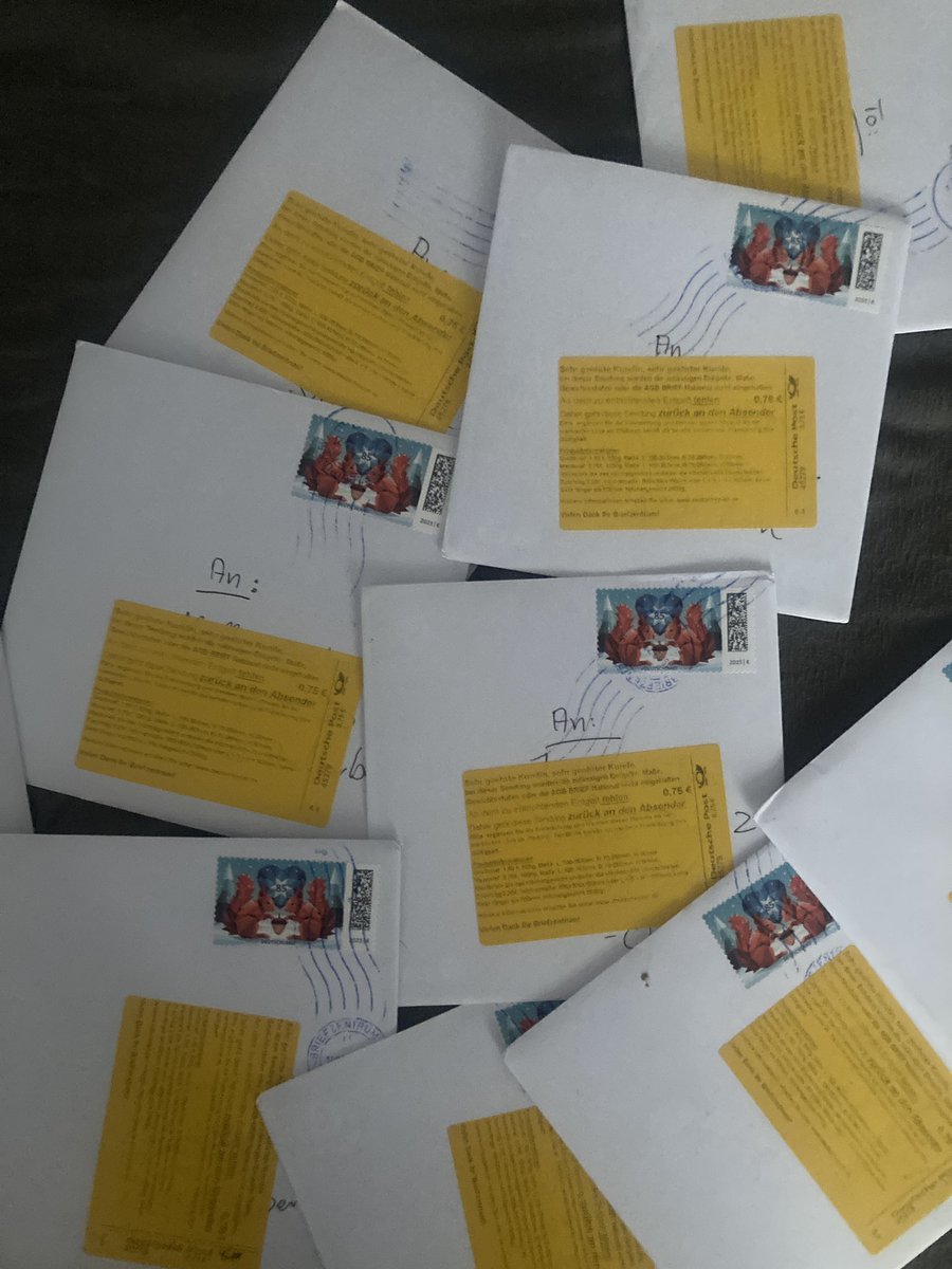 brittenrep's tweet photo. Danke liebe @DeutschePostDHL  es ist ganz reizend das Sie meine Weihnachtskarten zurücksenden nachdem ich Sie in einer Ihrer Filialen frankieren habe lassen. Auch total super wie liebevoll Sie den Aufkleber genau auf die Adressaten geklebt haben…. https://t.co/ptR4vpycxY