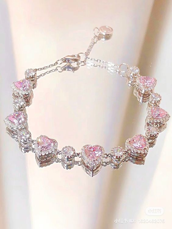 dearlybeloves's tweet image. heart bracelet 🩷✨