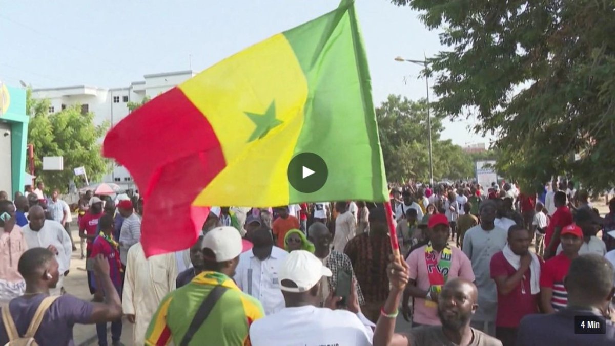 SuJuSielaff's tweet photo. Straßenschlachten im vergangenen Sommer, seitdem ein Schachspiel um die Macht und im Februar 2024 Wahlen im #Senegal. So eine interessante Recherche.  #SonkoPresident2024 #dakar2024 #Demokratie #Democracy #Westafrika @GIGA_Institute 
https://t.co/f27J3LNhI5 https://t.co/l9jeZaUE7k
