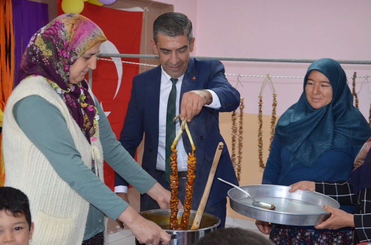 camliyaylamem's tweet photo. İlçe Milli Eğitim Müdürümüz Nurettin ZORLU,Sebil Zeytin Dalı İlkokulunda #KültürünİzindeMersin projesi kapsamında yapılan "Bandırma Şenliği " etkinliğine katıldı @Yusuf__Tekin
@ahpehlivan53
@fazilet_durmus
@MersinMEM
@ercanturk28 
@zorlu_nurettin https://t.co/DOmyNl2hB9