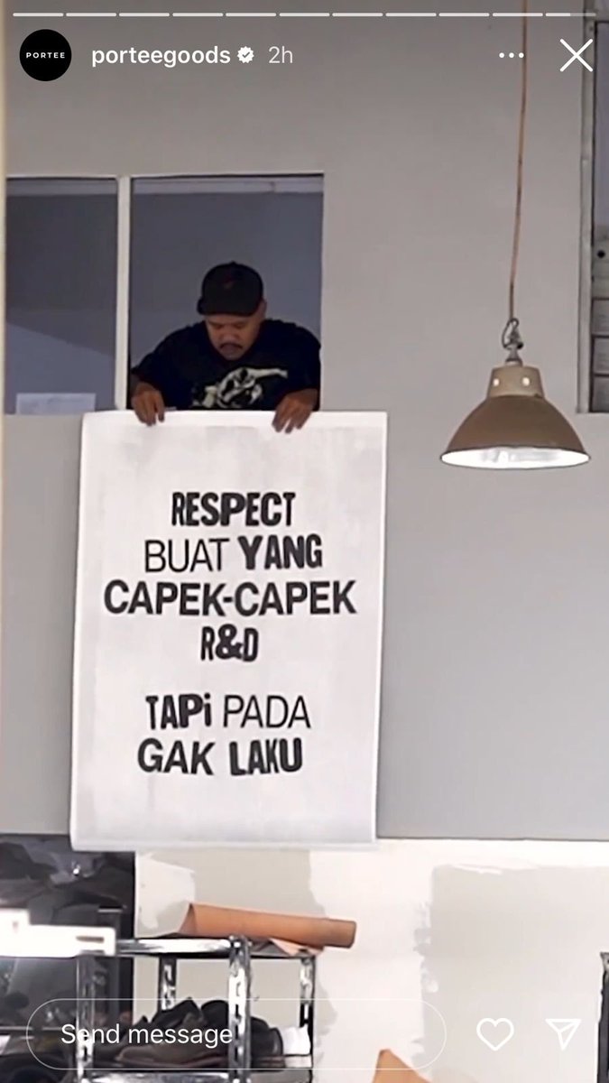dinikopi13's tweet photo. Kita tebak-tebakan yuk
kalo brand yg katanya jiplak desain dr ini minta diroasting, yg terjadi maka:
A. produknya bakalan diboikot
B. penjualan sepatu makin laku keras

Coba reply kita diskusi, karena jarang banget ada brand lokal yg "berani" kayak gini https://t.co/BkiEovc3AS